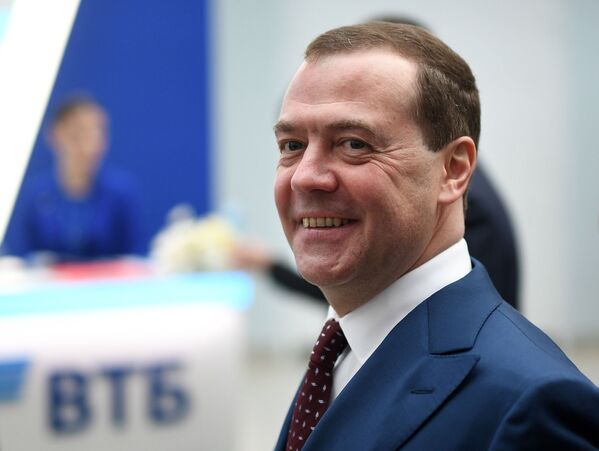 Председатель правительства РФ Дмитрий Медведев во время осмотра выставки в рамках Российского инвестиционного форума Сочи-2019