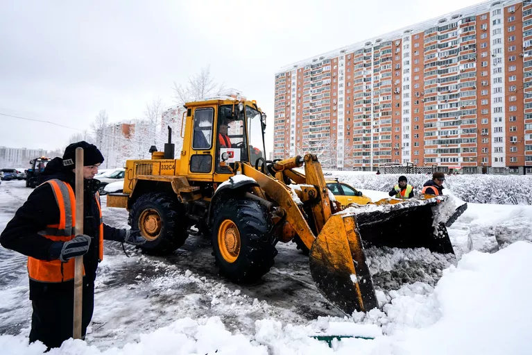 Уборка снега в районе Люблино Уборка снега в районе Люблино