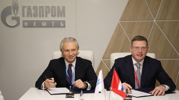 Председатель правления Газпром нефти Александр Дюков и губернатор Омской области Александр Бурков во время подписания соглашения о сотрудничестве в рамках РИФ в Сочи