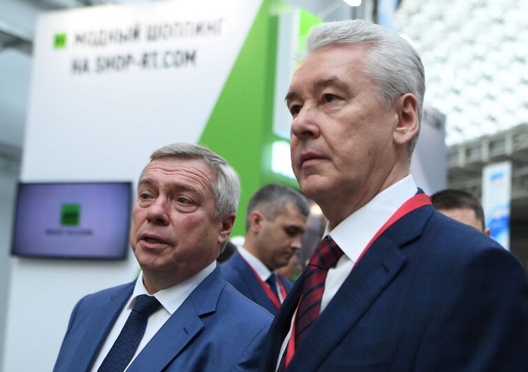 Губернатор Ростовской области Василий Голубев и мэр Москвы Сергей Собянин на Российском инвестиционном форуме в Сочи. 14 февраля 2019 Губернатор Ростовской области Василий Голубев и мэр Москвы Сергей Собянин на Российском инвестиционном форуме в Сочи. 14 февраля 2019