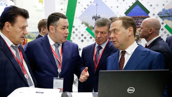 Председатель правительства РФ Дмитрий Медведев во время осмотра выставки в рамках Российского инвестиционного форума Сочи-2019 