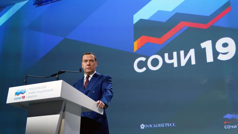 Председатель правительства РФ Дмитрий Медведев выступает на Российском инвестиционном форуме Сочи-2019 Председатель правительства РФ Дмитрий Медведев выступает на Российском инвестиционном форуме Сочи-2019