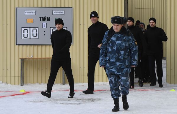 Игрок ФК Краснодар Павел Мамаев (слева) перед началом матча между заключенными московского СИЗО Бутырка.
