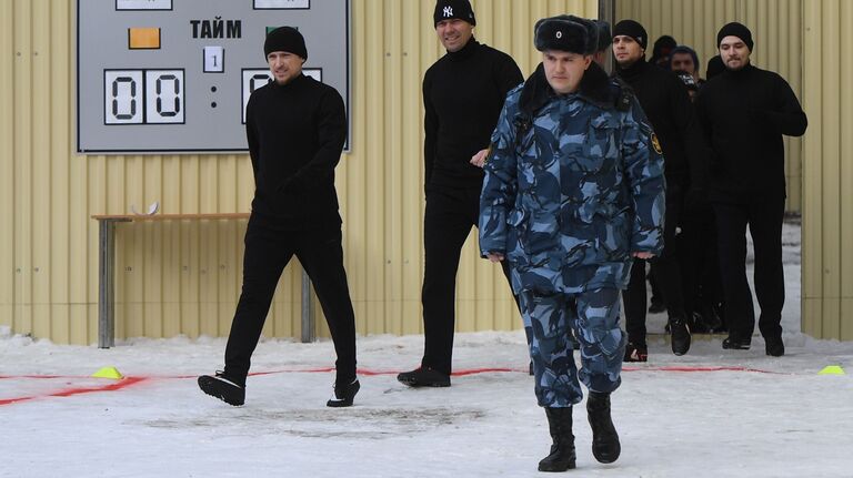 Игрок ФК Краснодар Павел Мамаев (слева) перед началом матча между заключенными московского СИЗО Бутырка.