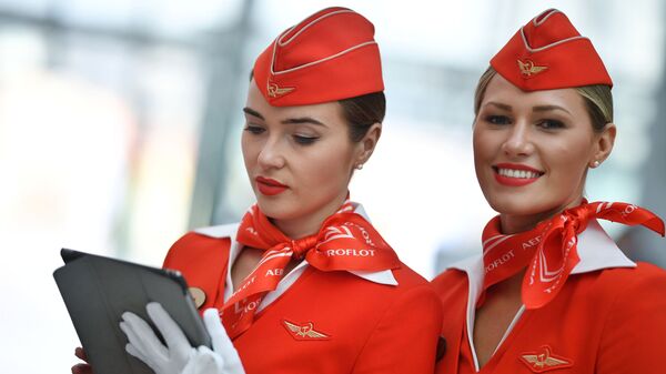 Девушки в форме стюардесс авиакомпании Аэрофлот на Российском инвестиционном форуме в Сочи
