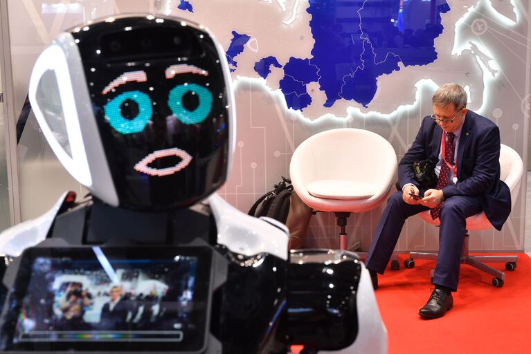 Робот у стенда Ассоциации инновационных регионов России на Российском инвестиционном форуме в Сочи Робот у стенда Ассоциации инновационных регионов России на Российском инвестиционном форуме в Сочи