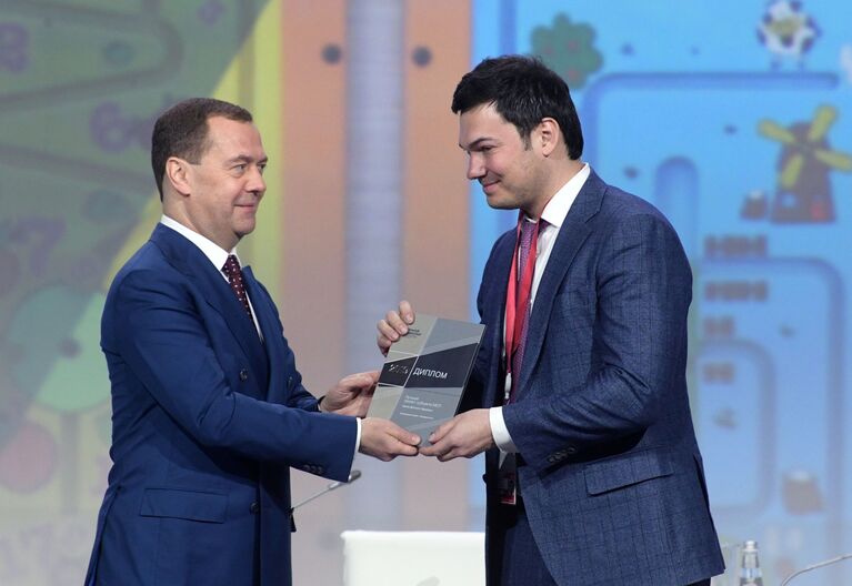 Председатель правительства РФ Дмитрий Медведев принимает участие в церемонии награждения лауреатов конкурса Премия развития Председатель правительства РФ Дмитрий Медведев принимает участие в церемонии награждения лауреатов конкурса Премия развития