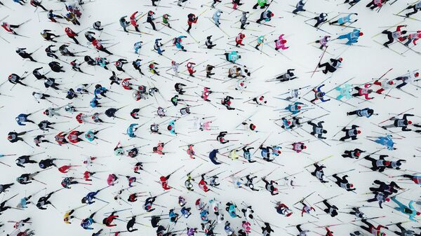 Участники на дистанции Всероссийской массовой лыжной гонки Лыжня России