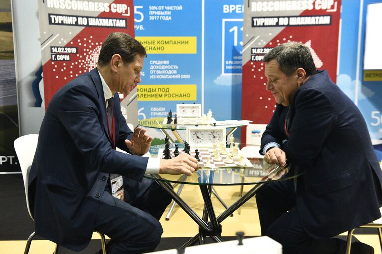Первый заместитель председателя Государственной Думы РФ Александр Жуков (слева) и председатель комитета Государственной Думы РФ по бюджету и налогам Андрей Макаров во время турнира по шахматам Roscongress cup Первый заместитель председателя Государственной Думы РФ Александр Жуков (слева) и председатель комитета Государственной Думы РФ по бюджету и налогам Андрей Макаров во время турнира по шахматам Roscongress cup