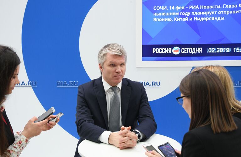 Министр спорта РФ Павел Колобков на стенде МИА Россия Сегодня на Российском инвестиционном форуме в Сочи Министр спорта РФ Павел Колобков на стенде МИА Россия Сегодня на Российском инвестиционном форуме в Сочи