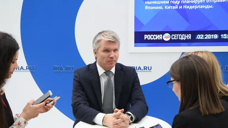 Министр спорта РФ Павел Колобков на стенде МИА Россия Сегодня на Российском инвестиционном форуме в Сочи Министр спорта РФ Павел Колобков на стенде МИА Россия Сегодня на Российском инвестиционном форуме в Сочи