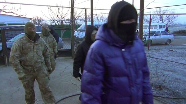 Сотрудники ФСБ РФ во время операции по задержанию членов террористической организации Хизб ут-Тахрир аль-Ислами* в Крыму