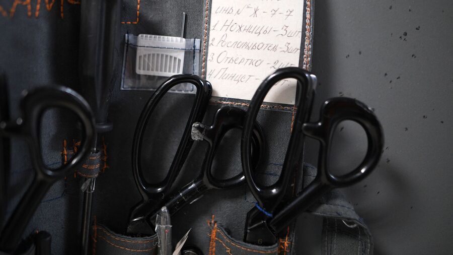 Инструменты на двери камеры для швейного производства