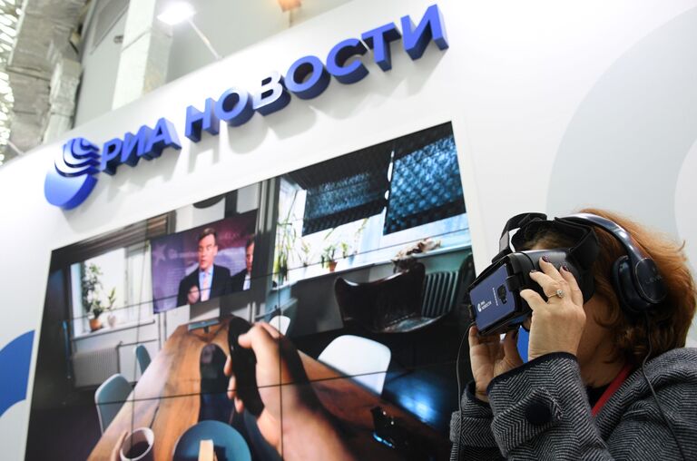 Генеральный директор Государственной Третьяковской галереи Зельфира Трегулова тестирует очки виртуальной реальности Gear VR на стенде МИА Россия Сегодня Генеральный директор Государственной Третьяковской галереи Зельфира Трегулова тестирует очки виртуальной реальности Gear VR на стенде МИА Россия Сегодня