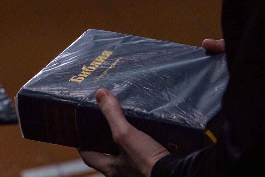 Заключенный Лев Молотков читает Библию в своей камере в ИК-6  