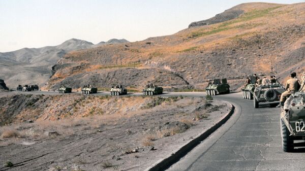 Колонна военной техники покидает город Кандагар