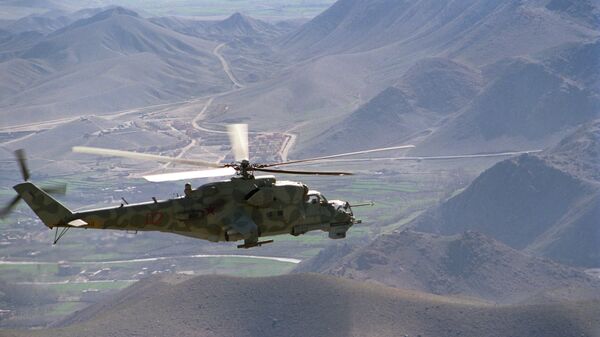 Вертолет Ми-24 направляется на боевое задание в районе дороги Кабул - Герат, Афганистан