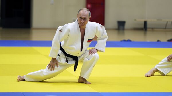 Президент РФ Владимир Путин во время тренировки на татами в спортивно-тренировочном комплексе Юг-Спорт в Сочи