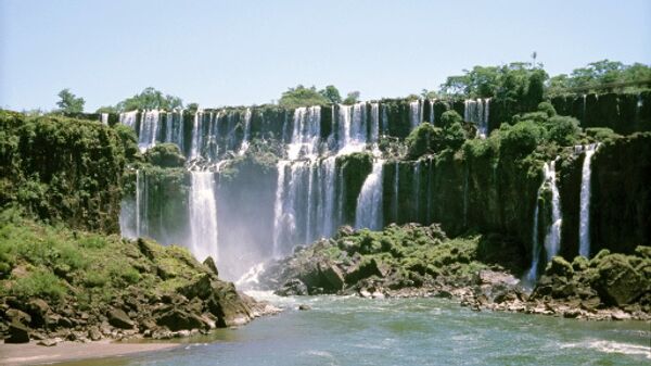 Водопады Игуасу на границе Аргентины и Бразилии. Архив