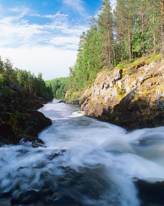 Равнинный водопад Кивач на реке Суне в Карелии