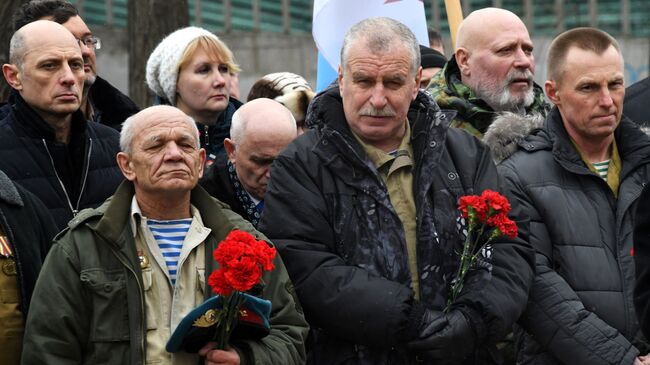 Ветераны афганской войны во время возложения цветов к памятнику участникам локальных войн и военных конфликтов в рамках мероприятий, посвященных 30-летию вывода советских войск из Афганистана во Владивостоке