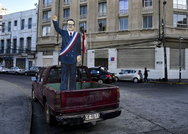 Фигура из картона, изображающая Сальвадора Альенде, в багажнике автомобиля на одной из улиц в Вальпараисо