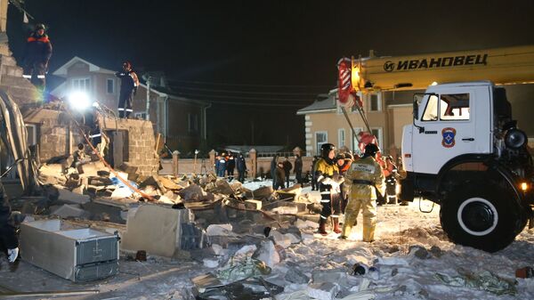 Сотрудники МЧС РФ разбирают завалы в жилом доме в Красноярске, в котором произошел взрыв бытового газа