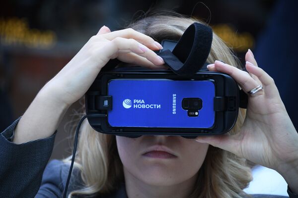 Тестирование очков виртуальной реальности Gear VR на Российском инвестиционном форуме в Сочи.