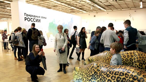 Посетители на общероссийском фестивале природы Первозданная Россия в Центральном доме художника в Москве