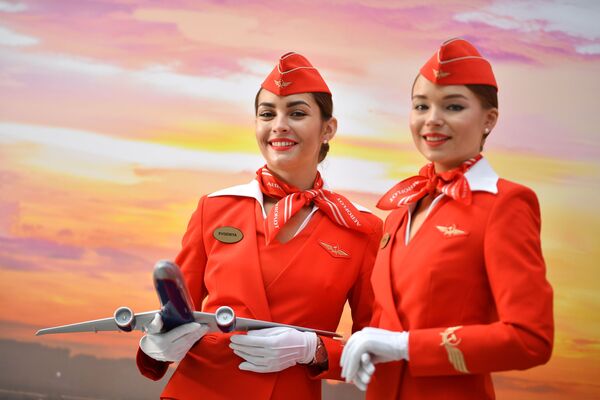 Девушки в форме стюардесс авиакомпании Аэрофлот на Российском инвестиционном форуме