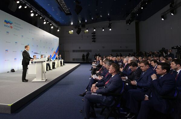Председатель правительства России Дмитрий Медведев выступает во время встречи с руководителями регионов 