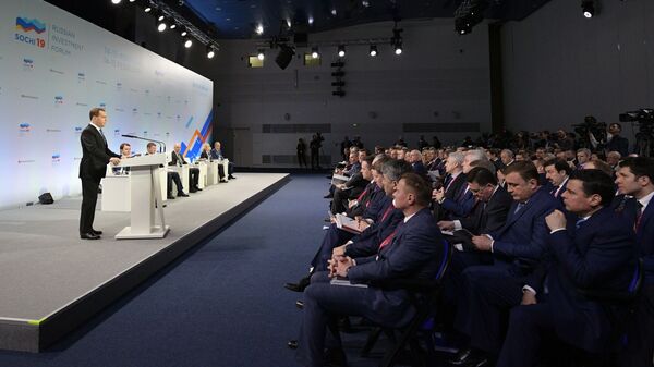 Председатель правительства России Дмитрий Медведев выступает во время встречи с руководителями регионов 