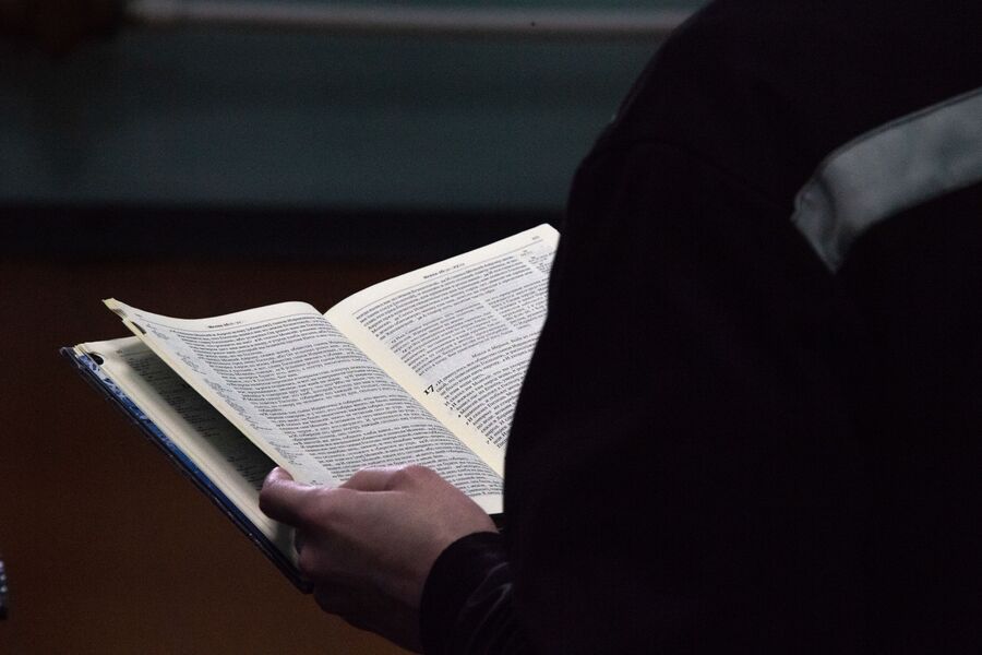 Заключенный Лев Молотков читает Библию в своей камере в ИК-6
