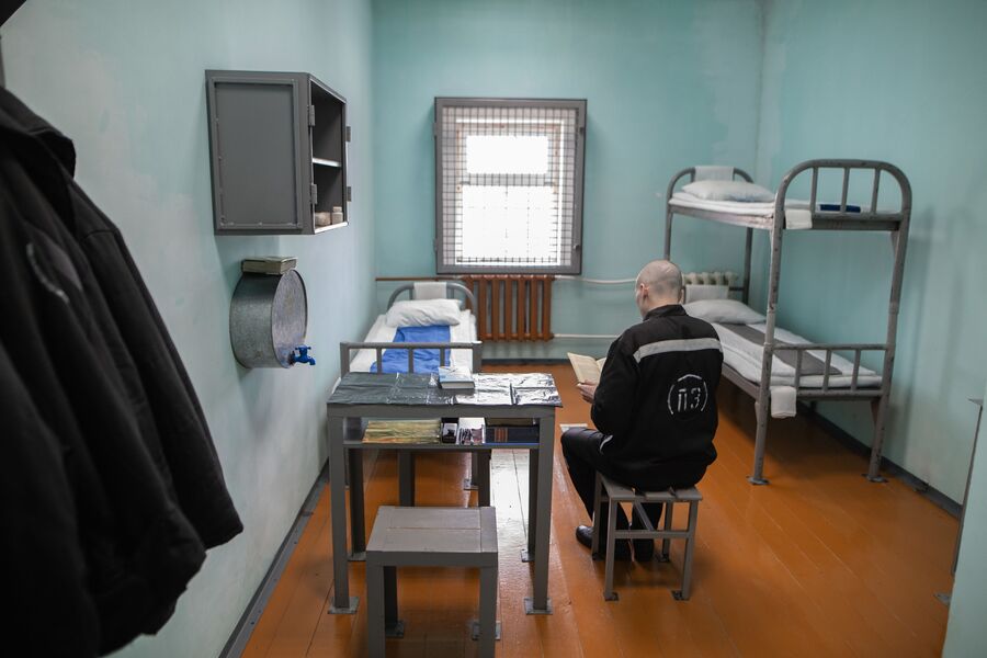 Заключенный Лев Молотков читает Библию в своей камере в ИК-6