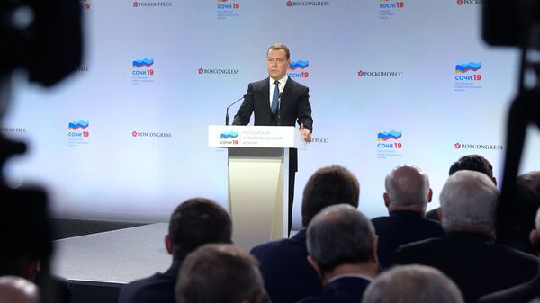 Председатель правительства России Дмитрий Медведев выступает во время встречи с руководителями регионов в Сочи