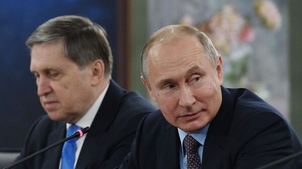 Президент РФ Владимир Путин и его помощник Юрий Ушаков