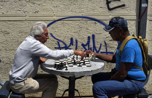 Мужчины играют в шахматы на одной из улиц в Вальпараисо