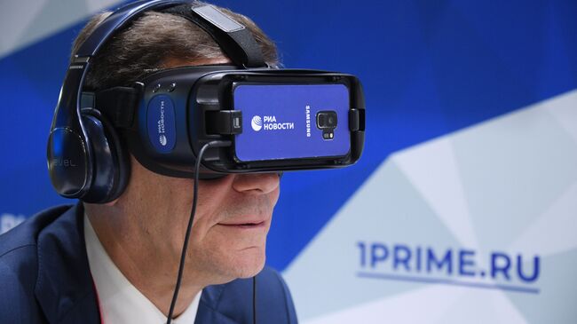Первый заместитель председателя Государственной Думы РФ Александр Жуков тестирует очки виртуальной реальности Gear VR