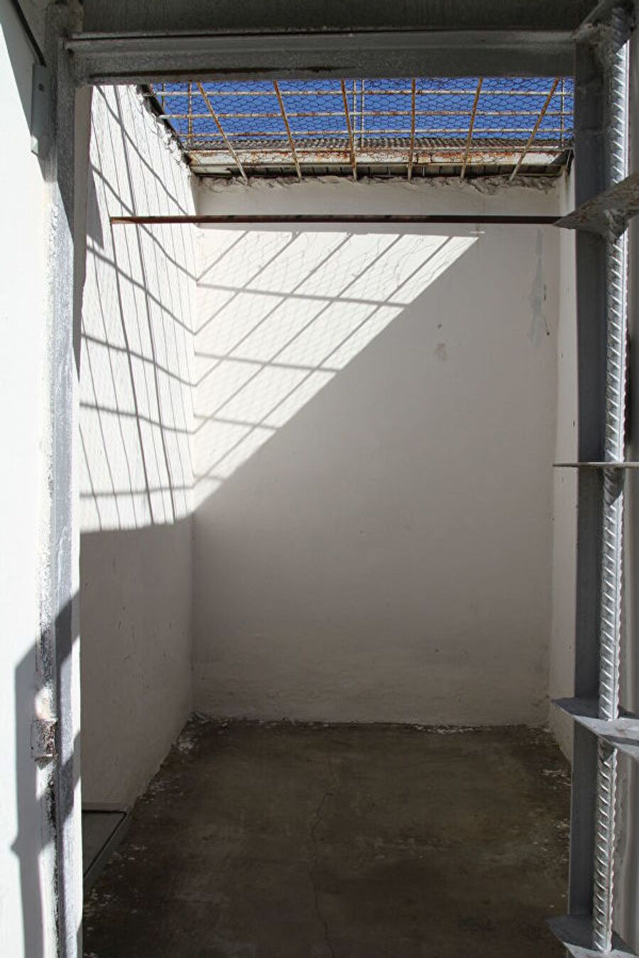  Прогулочные дворики в колонии для пожизненных заключенных