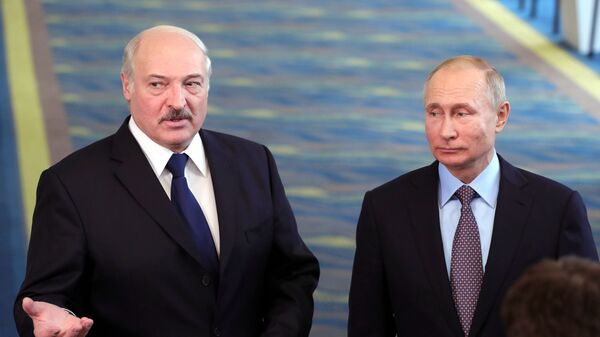 Президент РФ Владимир Путин и президент Белоруссии Александр Лукашенко общаются с журналистами после встречи в образовательном центре Сириус в Сочи