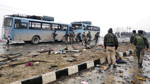 На месте взрыва самодельной бомбы в штате Джамму и Кашмир в Индии. 14 февраля 2019