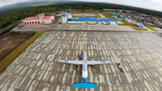 Самолет Bombardier Dash 8-300 перед зданием нового аэропорта Итуруп