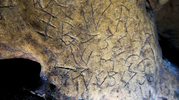 Сотни защитных знаков ведьм в известняковой пещере Кресвел-Крэгс на границе между Дербиширом и Ноттингемширом в Англии