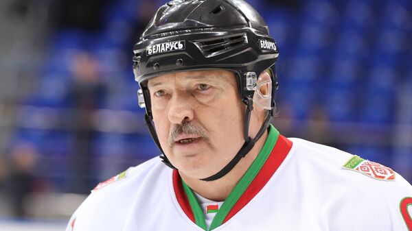 Президент Белоруссии Александр Лукашенко во время тренировочной игры в хоккей в ледовом дворце Шайба в Сочи