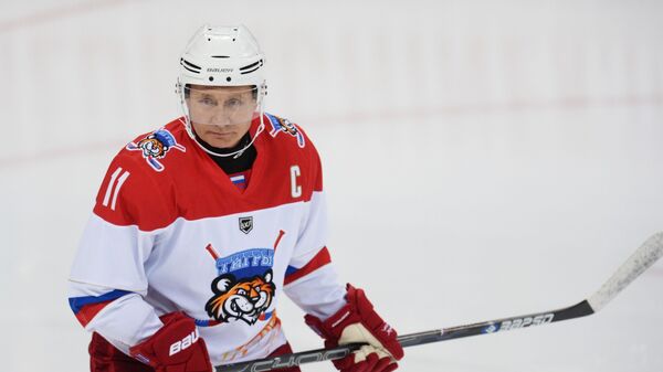 Президент РФ Владимир Путин во время тренировочной игры в хоккей в ледовом дворце Шайба в Сочи
