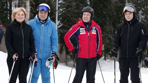  Председатель правительства РФ Дмитрий Медведев с членами кабинета министров РФ во время катания на лыжах в Красной поляне