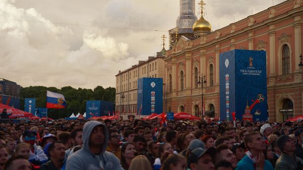 Болельщики во время просмотра матча между сборными России и Египта в фан-зоне Санкт-Петербурга