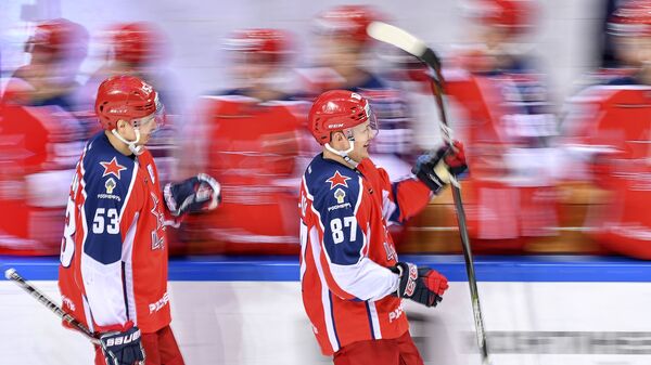 Хоккеисты ЦСКА Алексей Марченко (слева) и Андрей Светлаков радуются заброшенной шайб