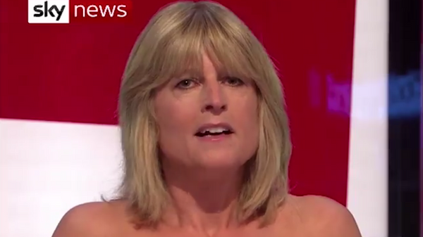Стоп-кадр прямого эфира с участием телеведущей Рэйчел Джонсон на Sky News во время дискуссии о Brexit