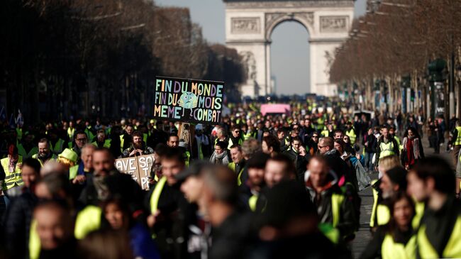 Протестующие в желтых жилетах в Париже, Франция. 16 февраля 2019